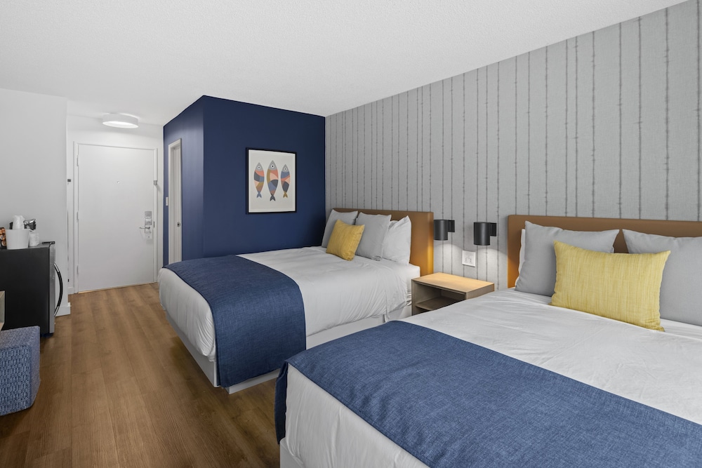 Standard, 2 Queen Beds, Pool Side
