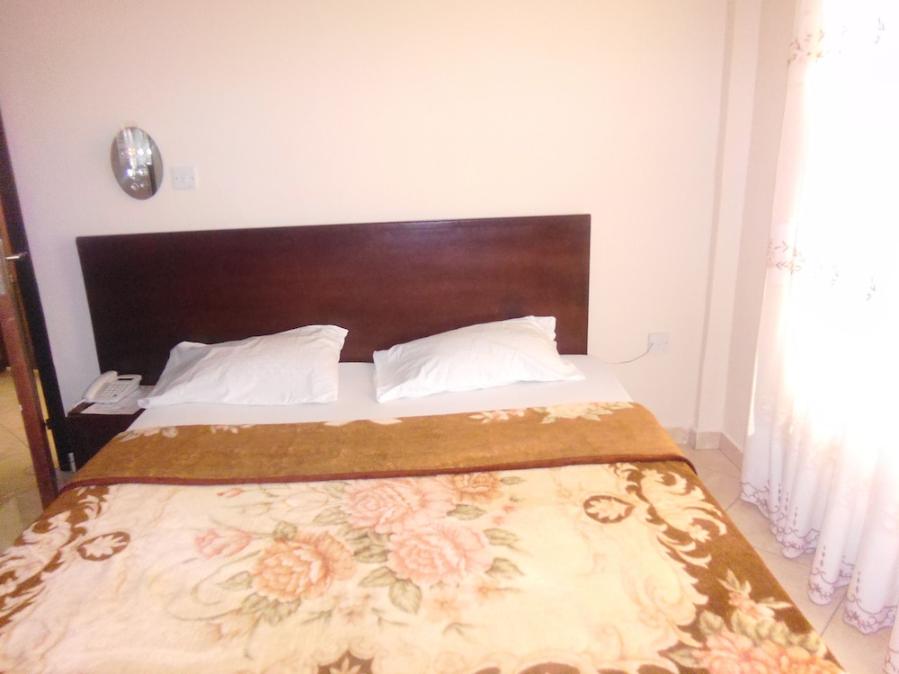 Wadoma Royale Hotel 11/18