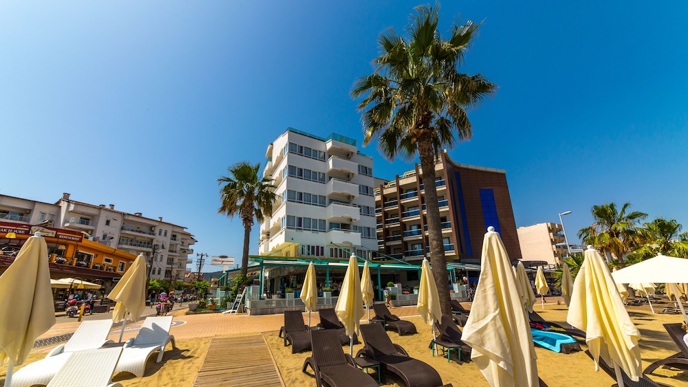 Honeymoon Hotel 18/30