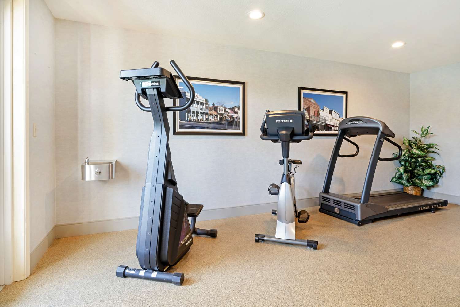 Best Western Cedar Inn & Suites 20/36