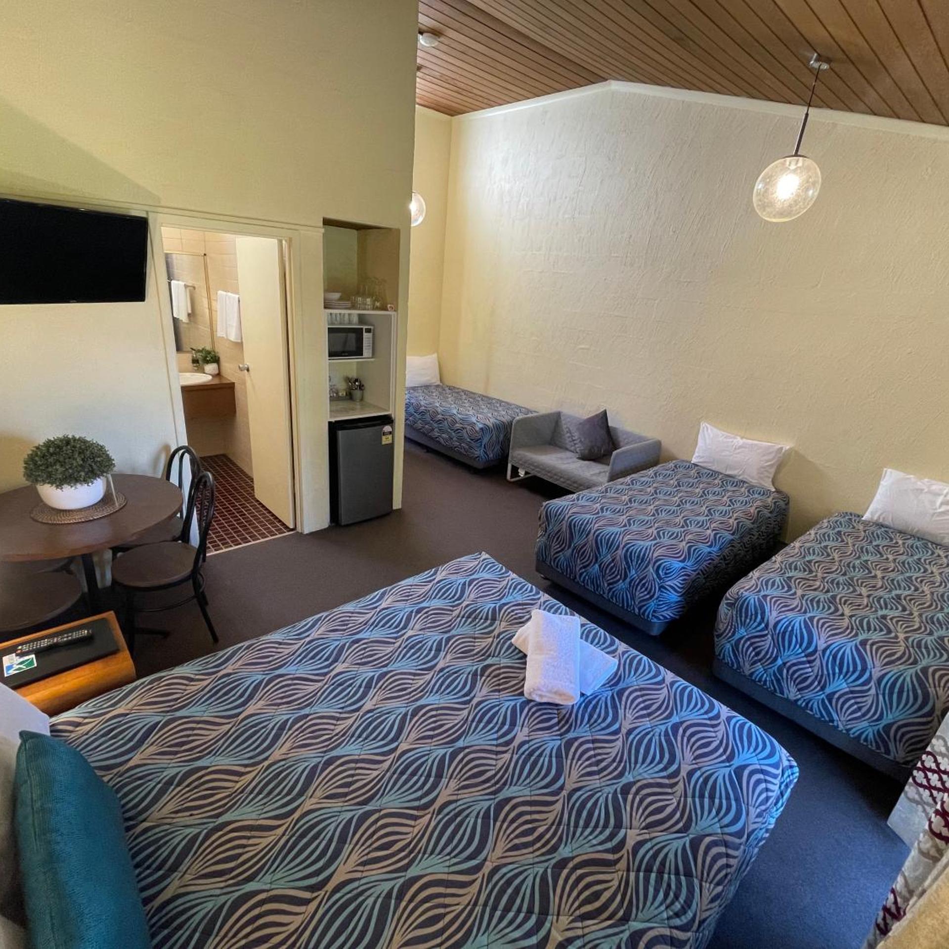 MOUNTAIN CREEK MOTEL 29/50