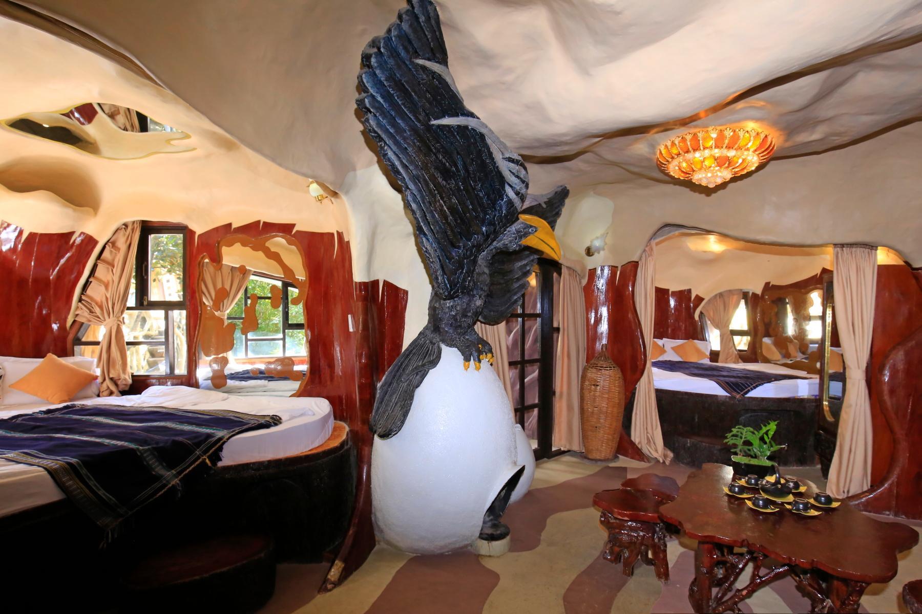 غرفة بسريرين مزدوجين، Crazy House 2/2