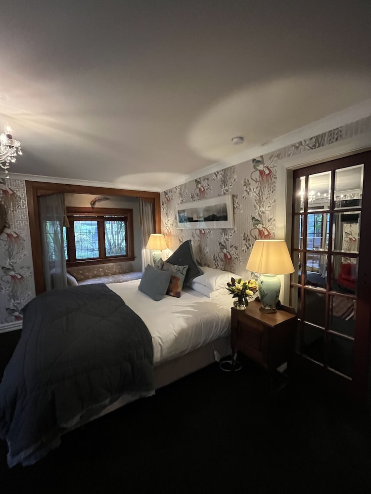 DELUXE, SUITE, KING BED