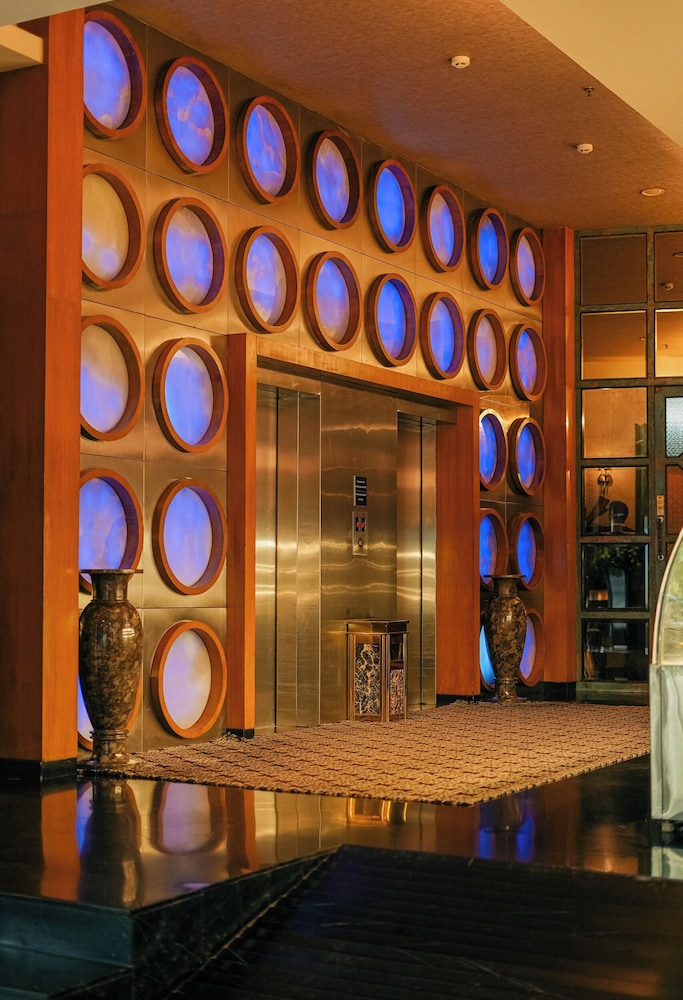 The Peninsula Grand 35/68