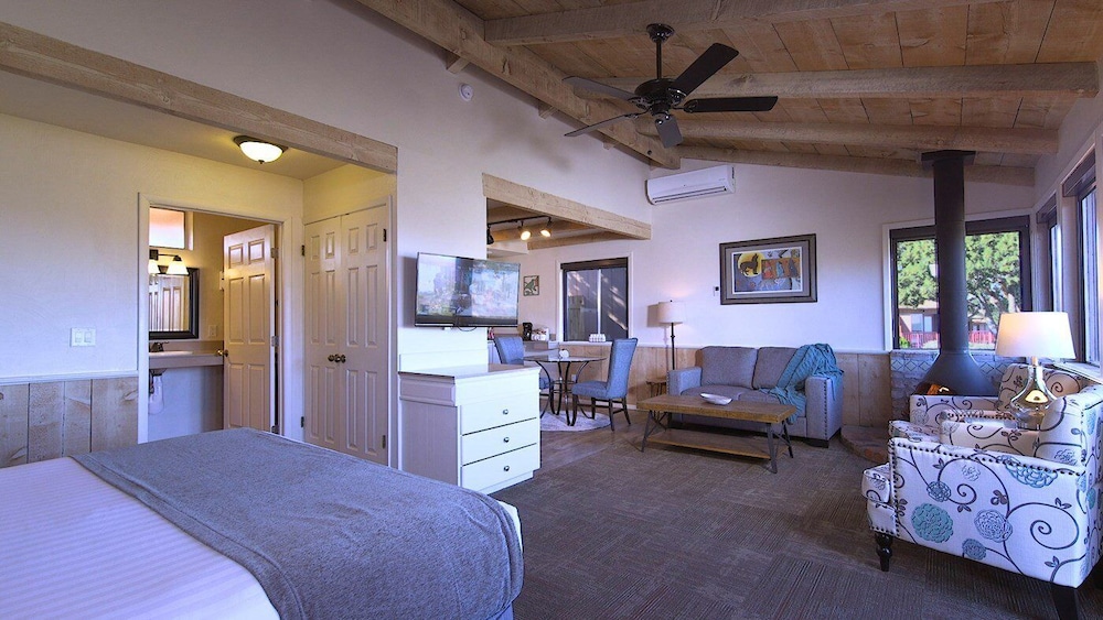 Sky Ranch Lodge 30/44