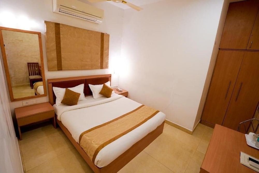 STANDARD, QUEEN BED