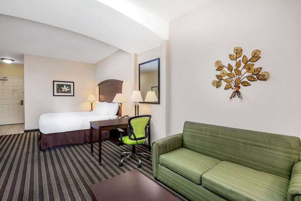 La Quinta Inn & Suites by Wyndham Fowler 37/61