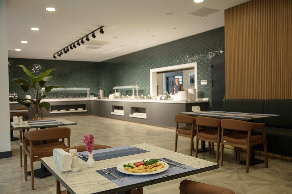 V CENTER HOTEL 52/65