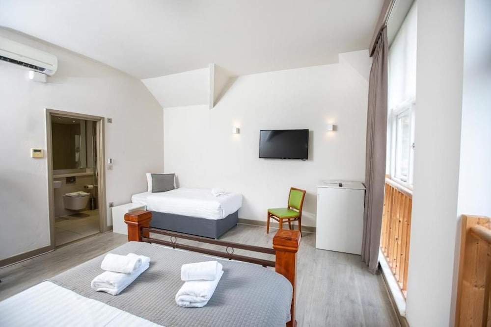 Arch Hotel 24/48