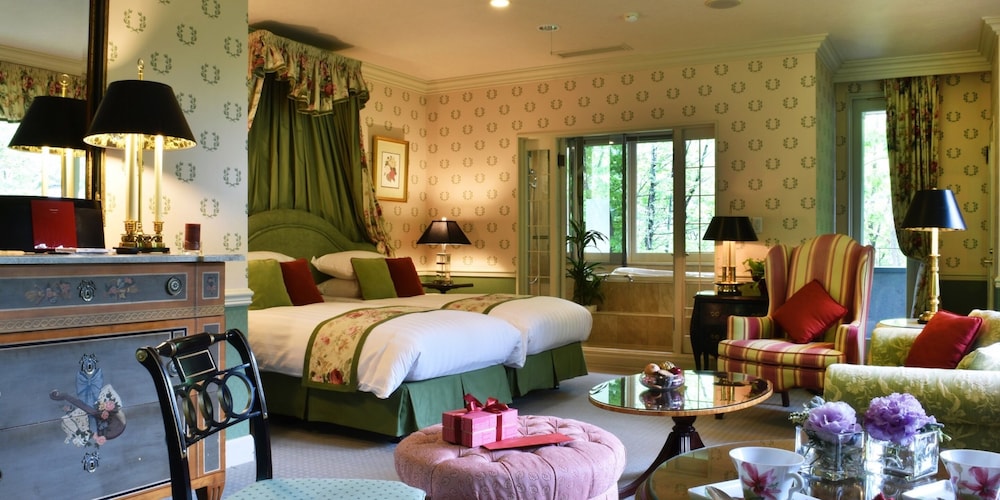 JUNIOR SUITE