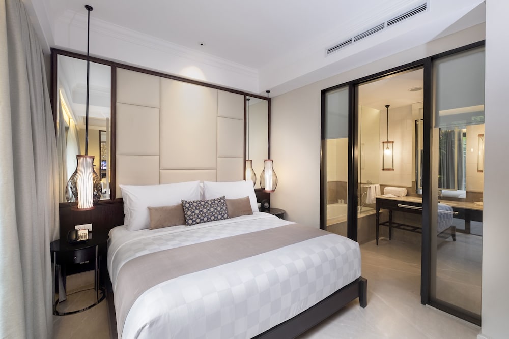 Premier, King Bed, Pool Access