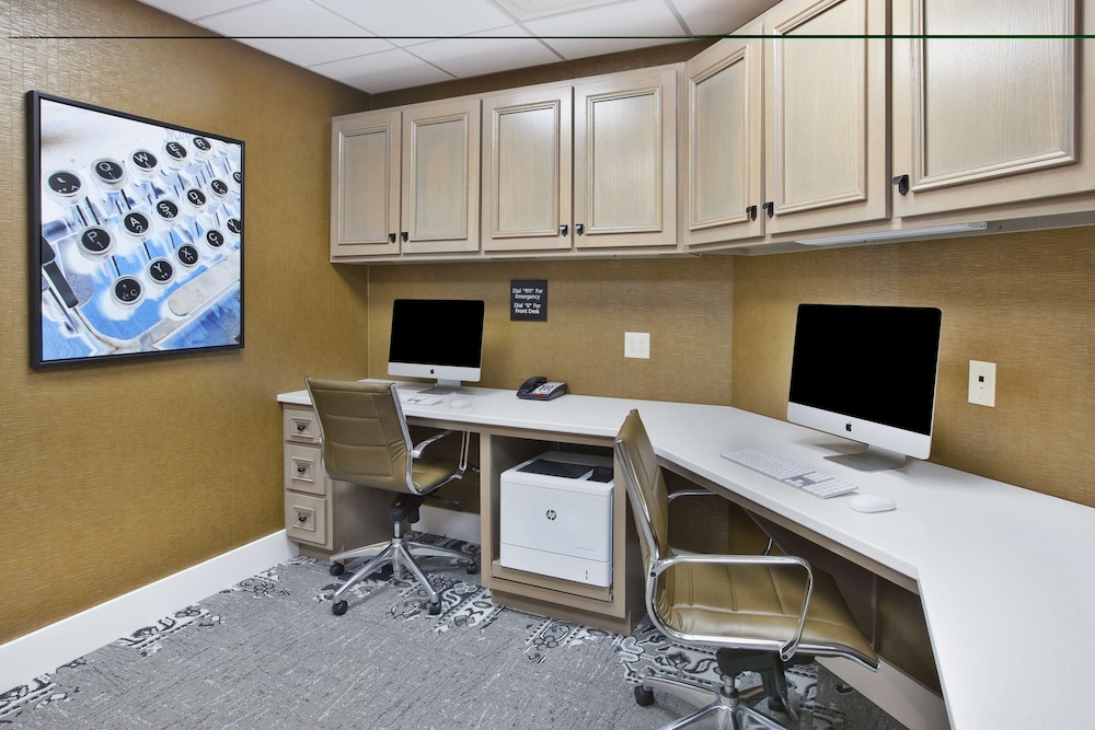 Hampton Inn & Suites Alliance 32/36