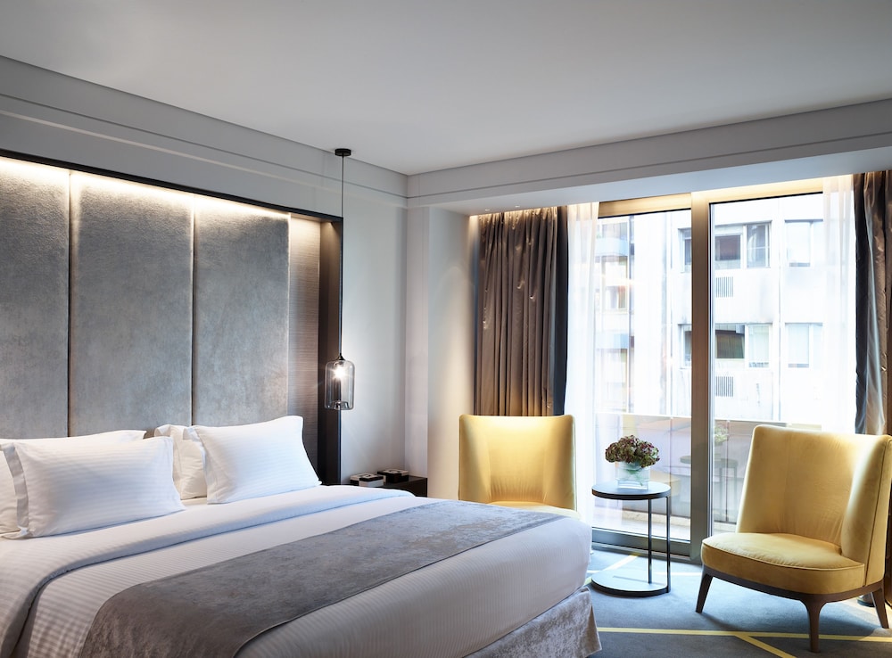 Deluxe city view suite
