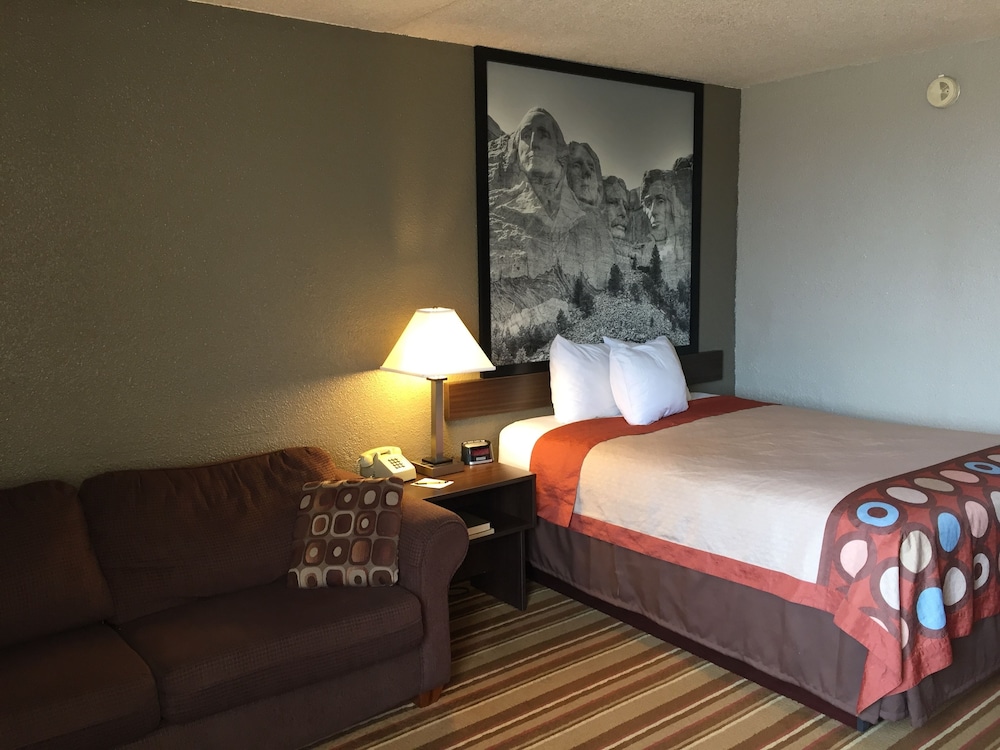 Super 8 by Wyndham Redfield 7/24
