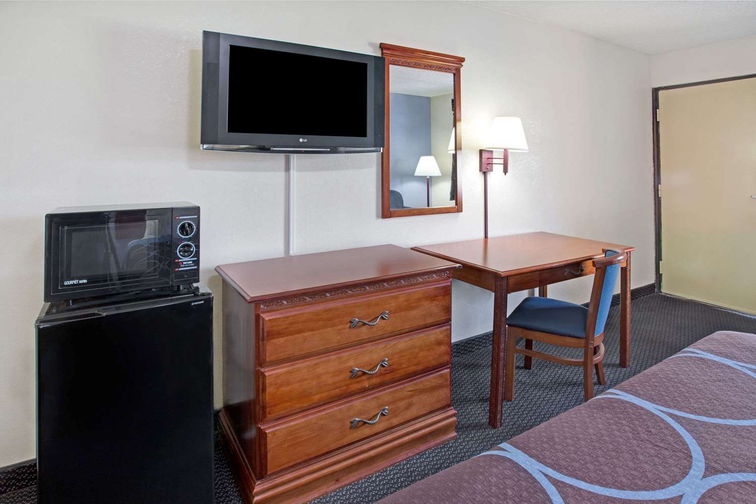 Super 8 By Wyndham Suwanee 8/12