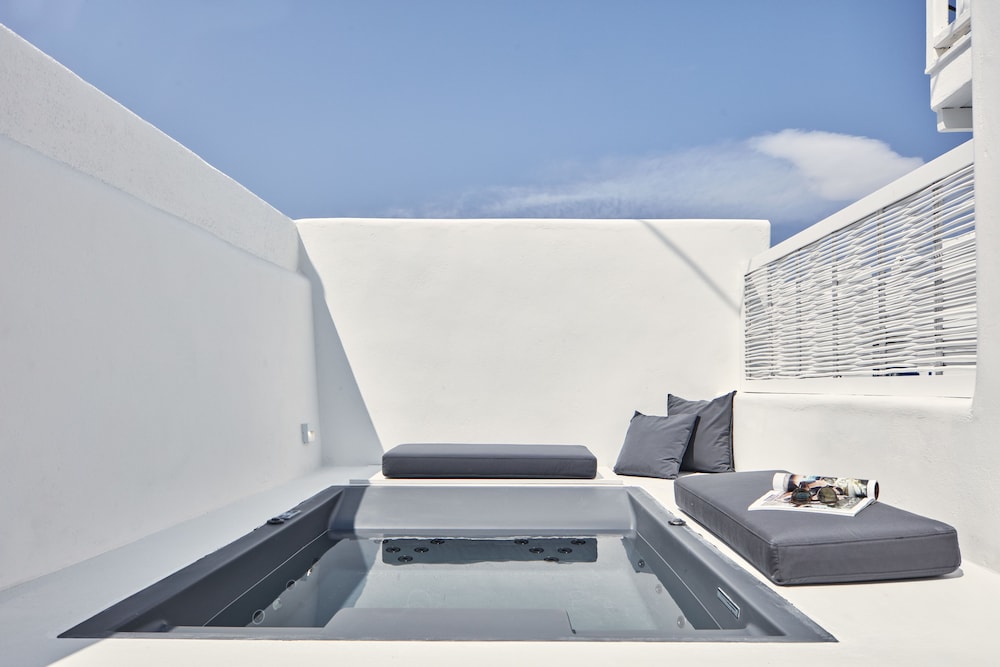 Junior Suite, King Bed, Outdoor Jetted Tub