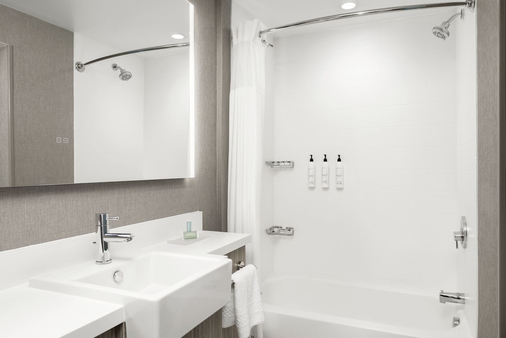 Springhill Suites By Marriott Roanoke North 25/26