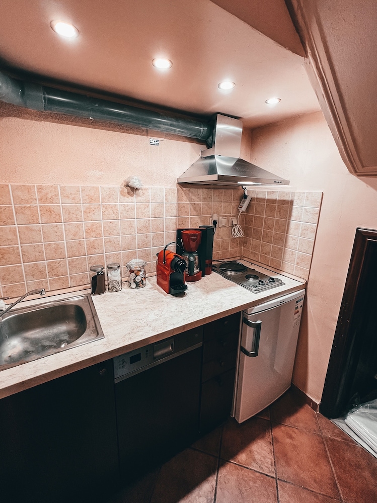 Elena Guesthouse 49/50