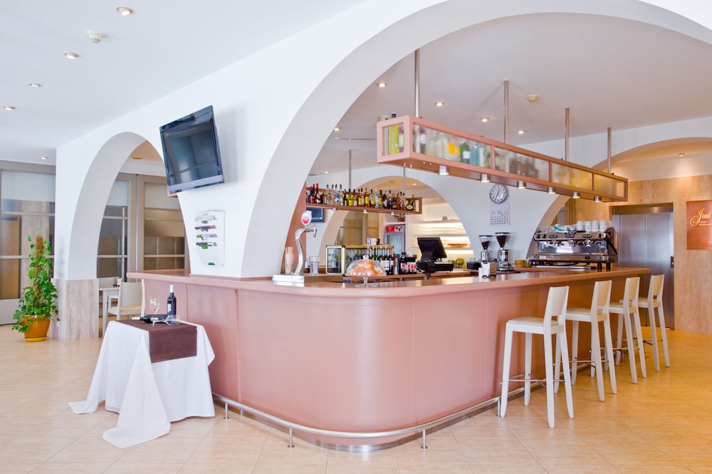 Hotel Jeni Restaurant 30/38