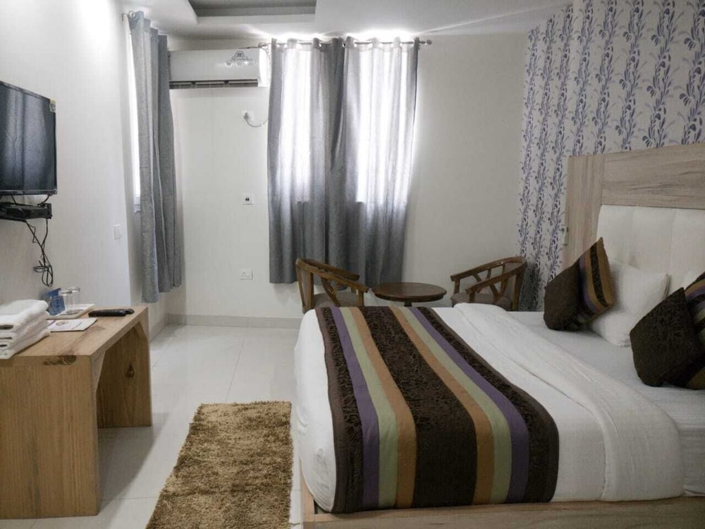 Airport Hotel Mahal 24/50