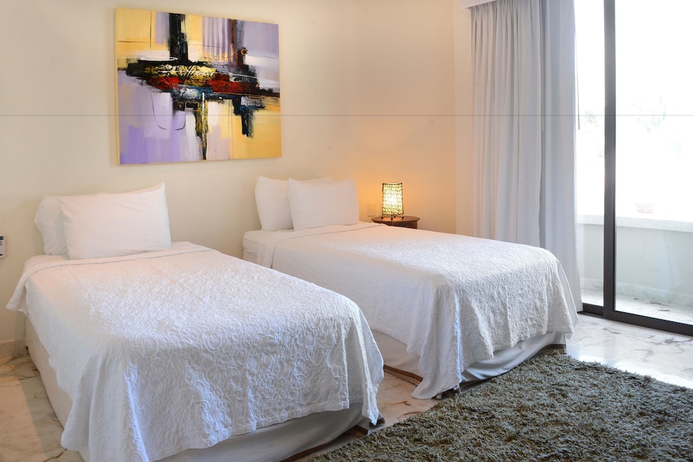 El Taj Oceanfront & Beachside Condo Hotel 12/74