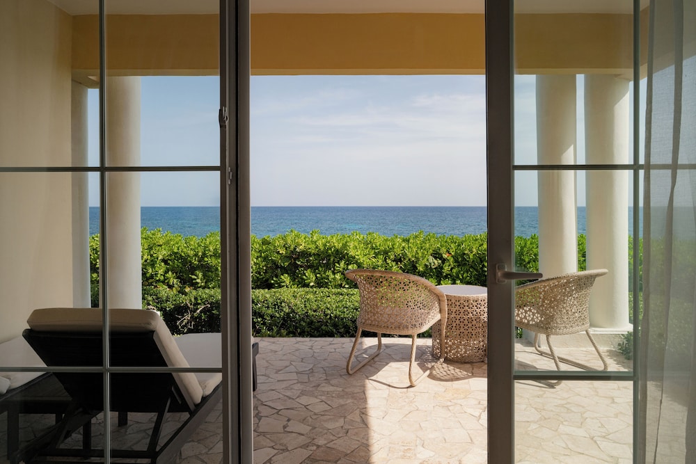 The Signature Level at Grand Palladium Lady Hamilton Resort & Spa 22/48