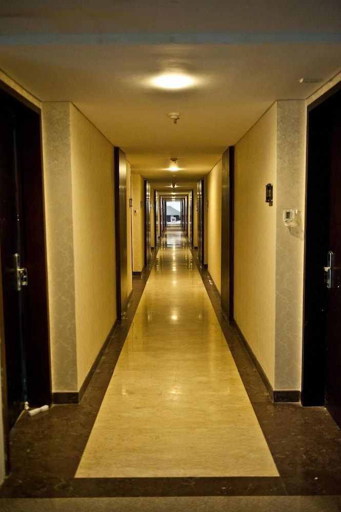 Crown Victoria Hotel 6/16