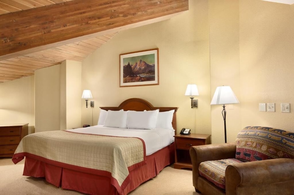 Pinedale Hotel & Suites 24/50