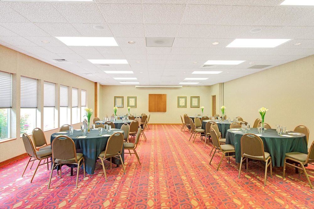Days Inn & Suites by Wyndham St. Louis/Westport Plaza 25/27