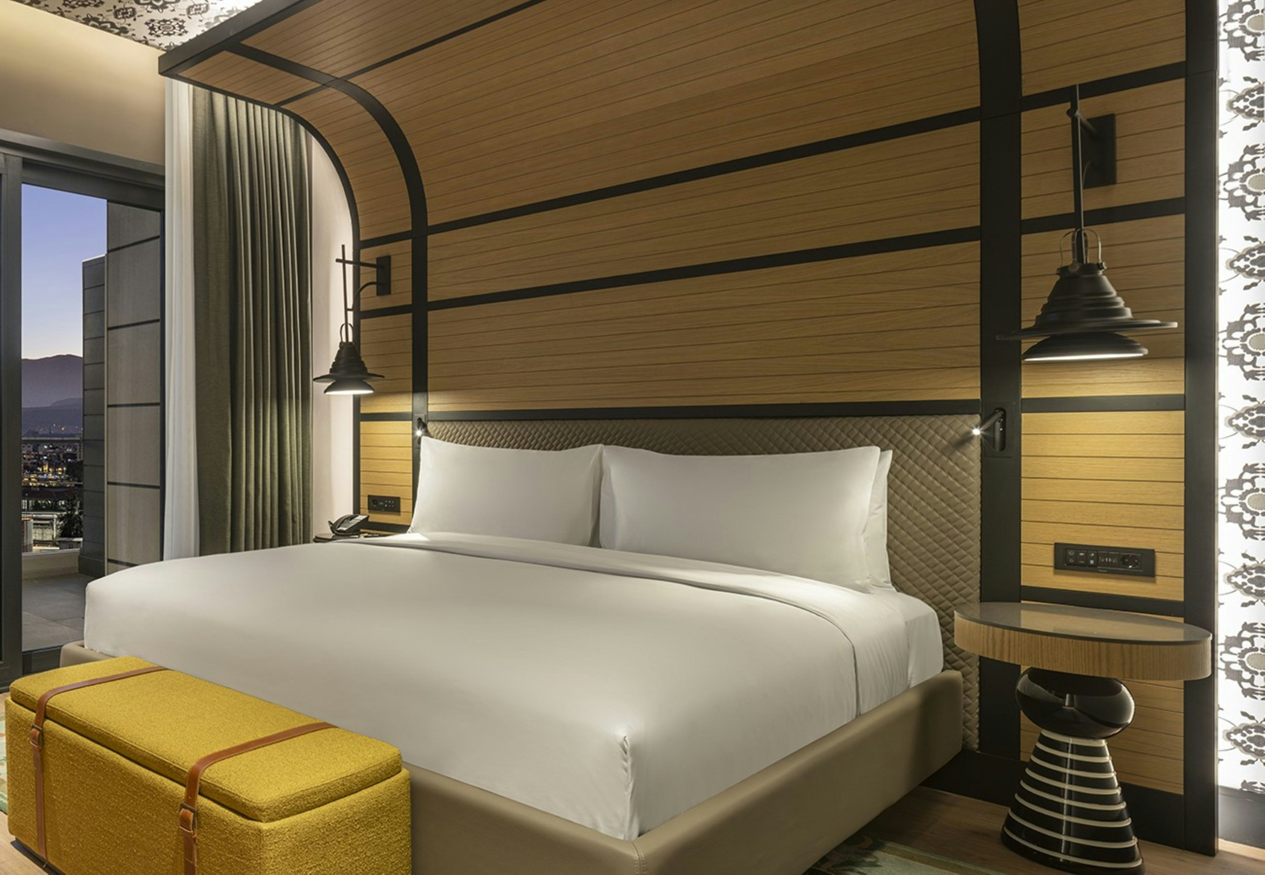 1 BEDROOM, SUITE, KING BED
