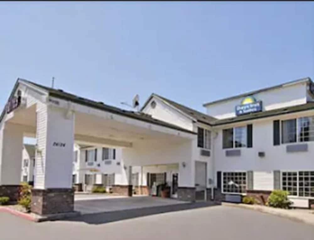 Days Inn & Suites by Wyndham Gresham 3/26
