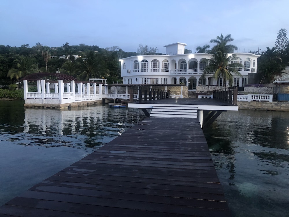 Waters Edge Guest House 33/38