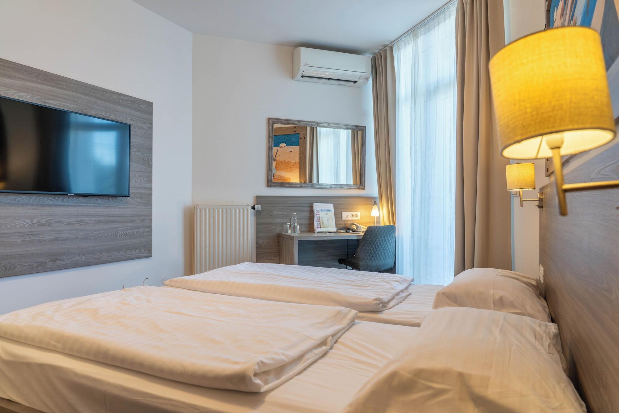 Room, Double or Twin Bed, Lake and Sea View