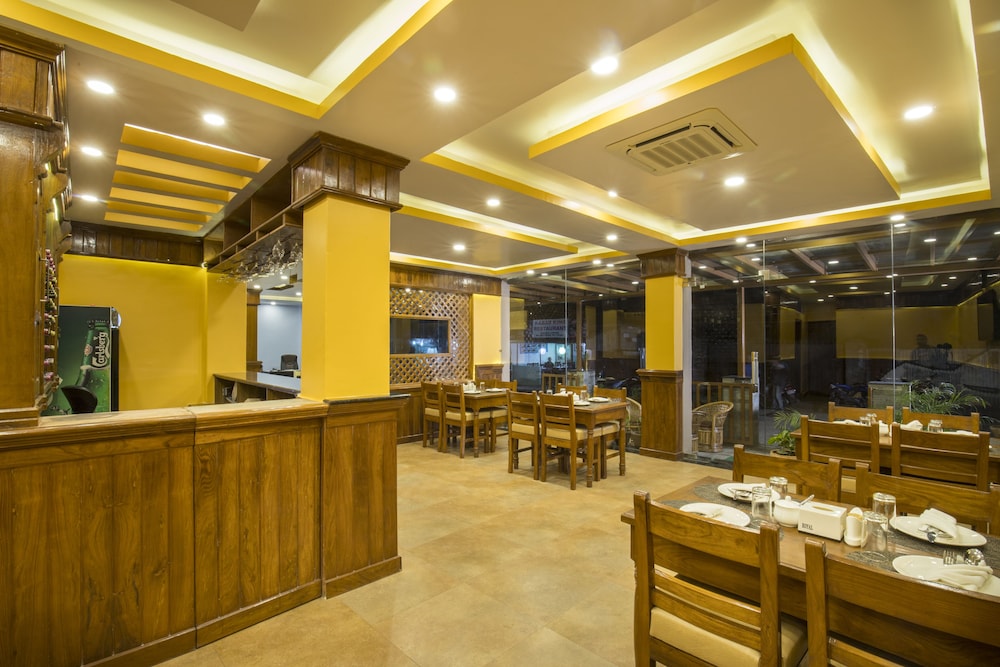 Lake Shore Hotel & Restaurant 22/28
