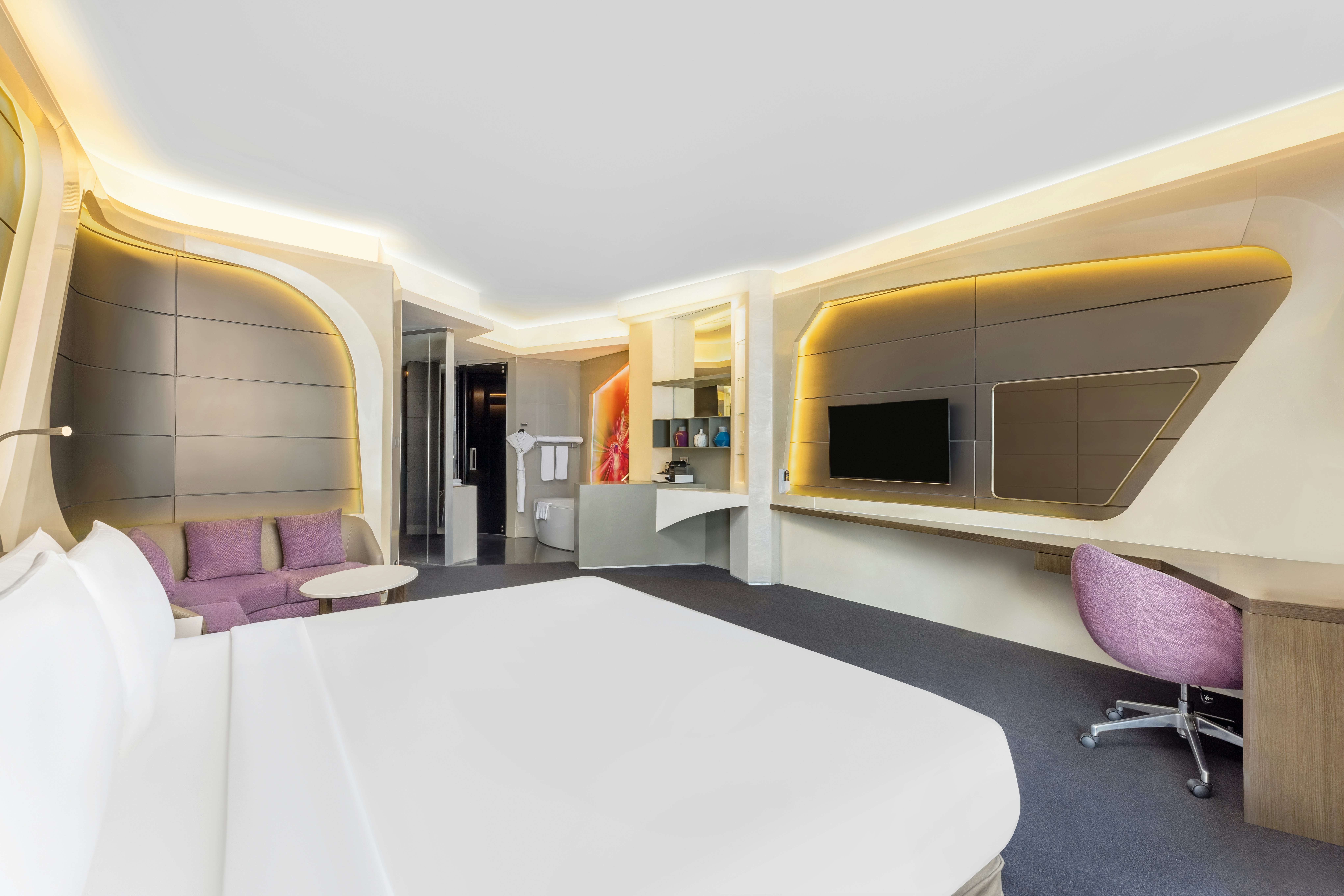 GRAND, DELUXE, SUITE, KING BED