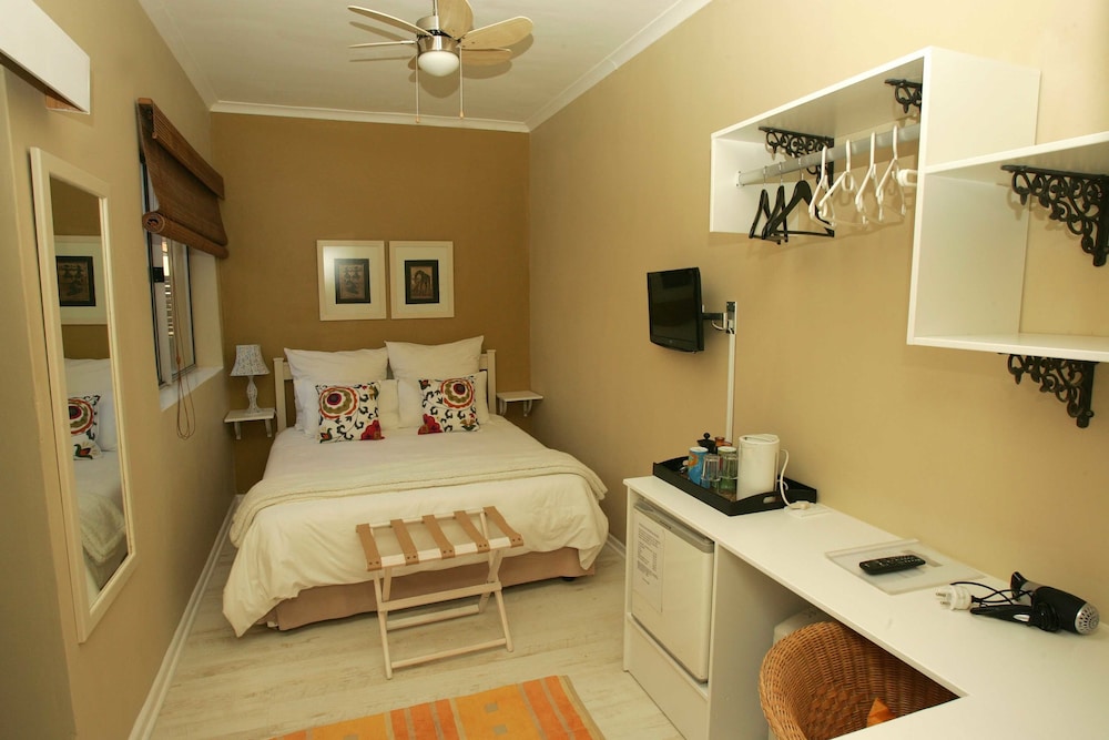 Dolphin Inn Guest House 44/74