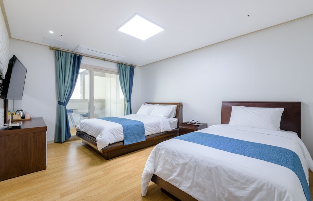 DELUXE, TWIN BEDS