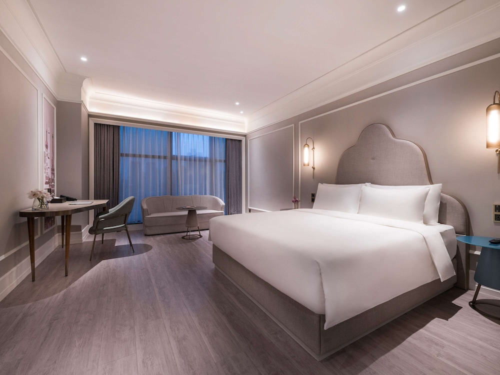 PRIVILEGE, KING BED