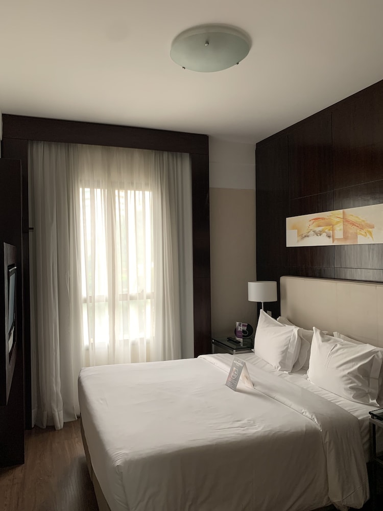 JUNIOR SUITE, QUEEN BED, SOFA