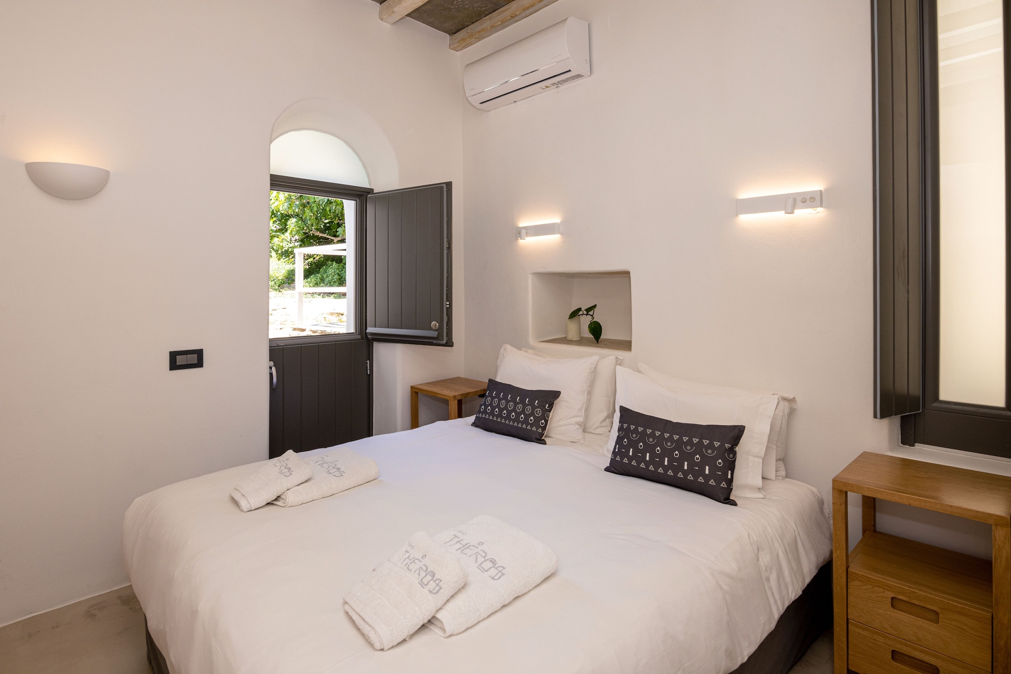 2 BEDROOMS, MINI, LUXURY, SUITE, JETTED TUB