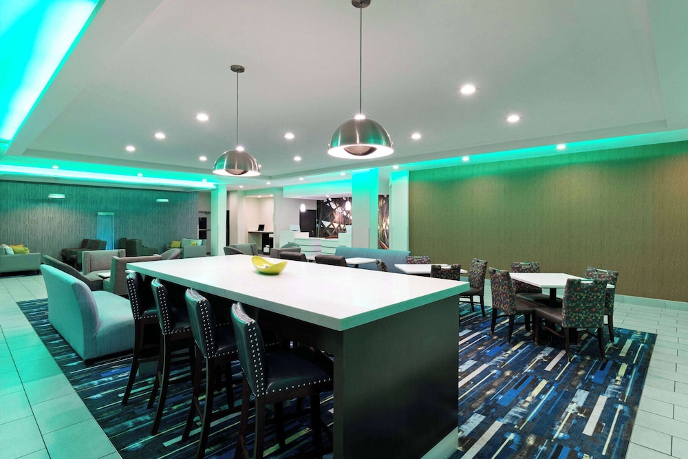La Quinta Inn and Suites by Wyndham Cullman 37/46