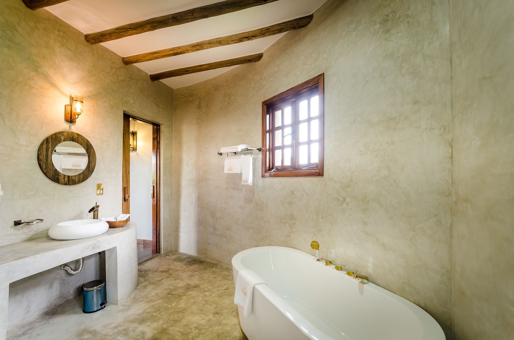 Emburara Farm Lodge 48/50