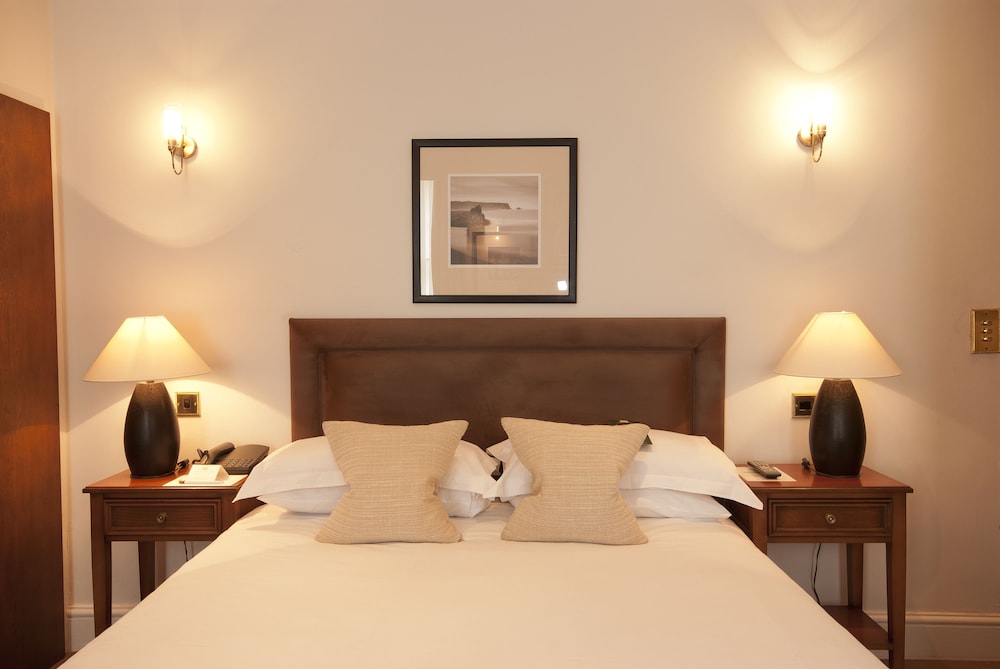 SIR CHRISTOPHER WREN HOTEL AND SPA 14/84