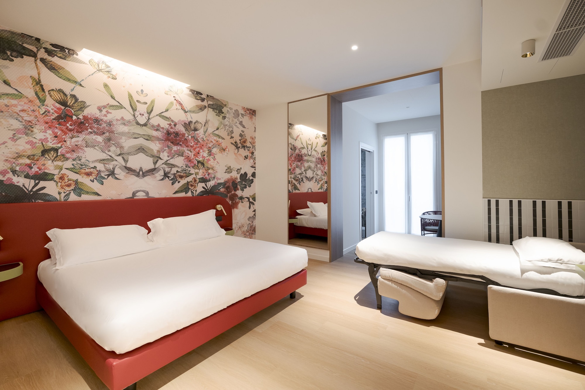 Family Suite, King Bed, Kitchenette, Courtyard Area