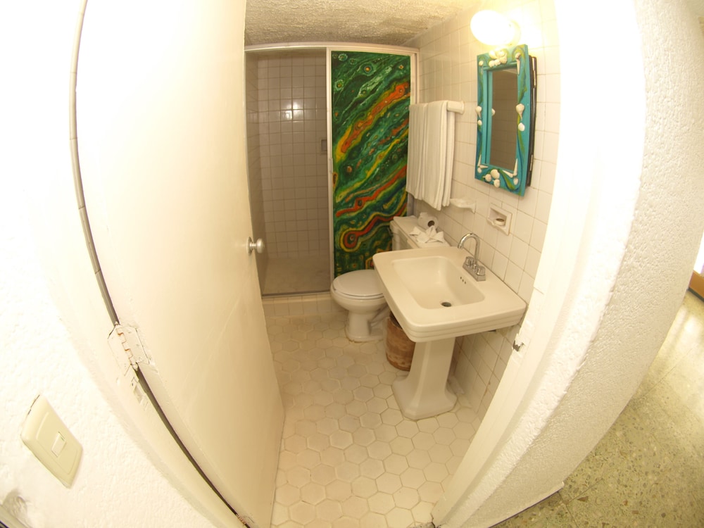 Los Flamingos Hotel 46/47