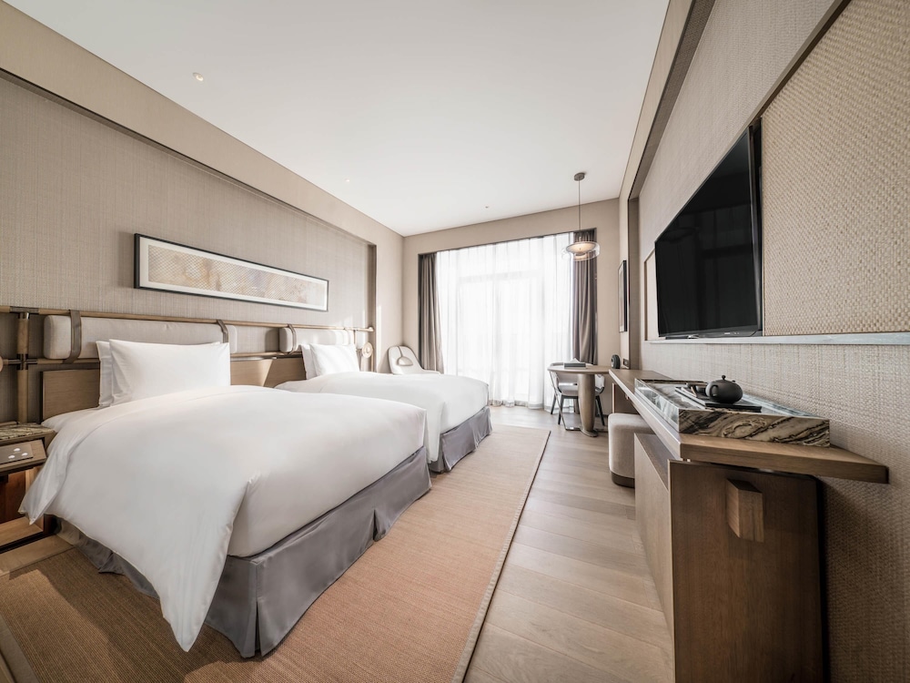 DELUXE, TWIN BEDS, GARDEN VIEW