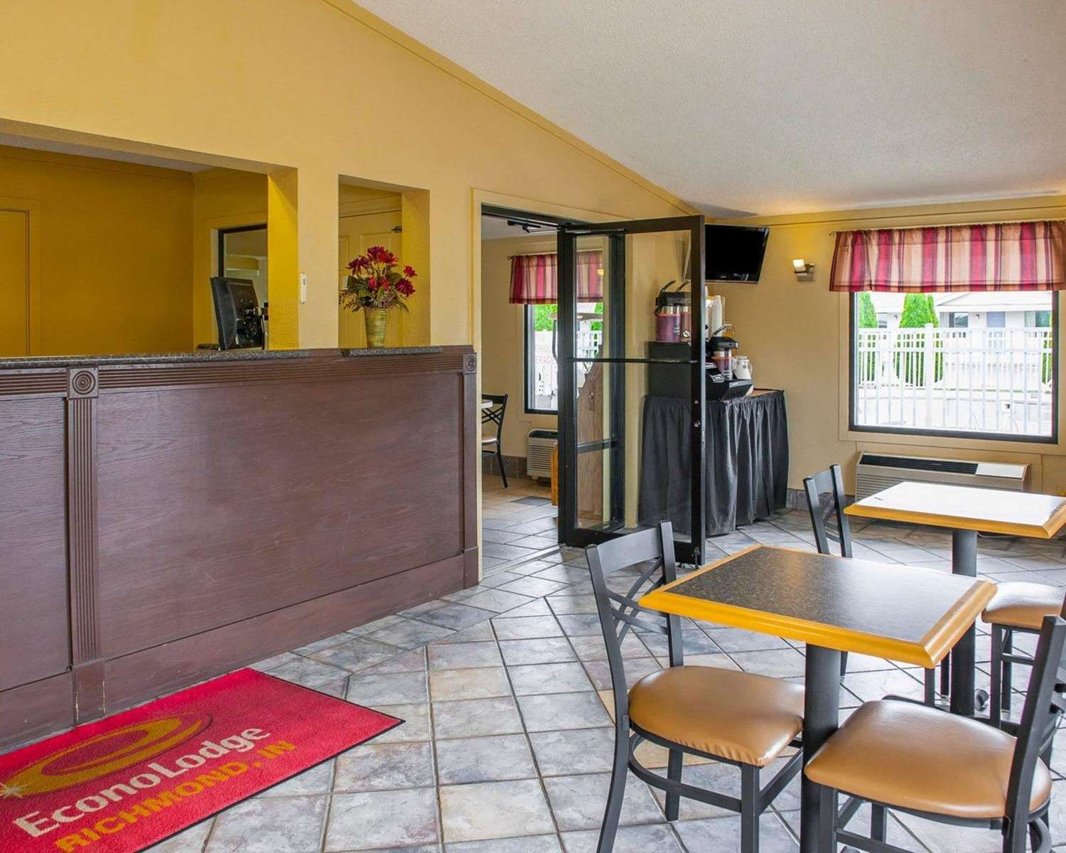 Lobby at Cozy Garden Inn By OYO Hwy 40 Richmond, RICHMOND - IN