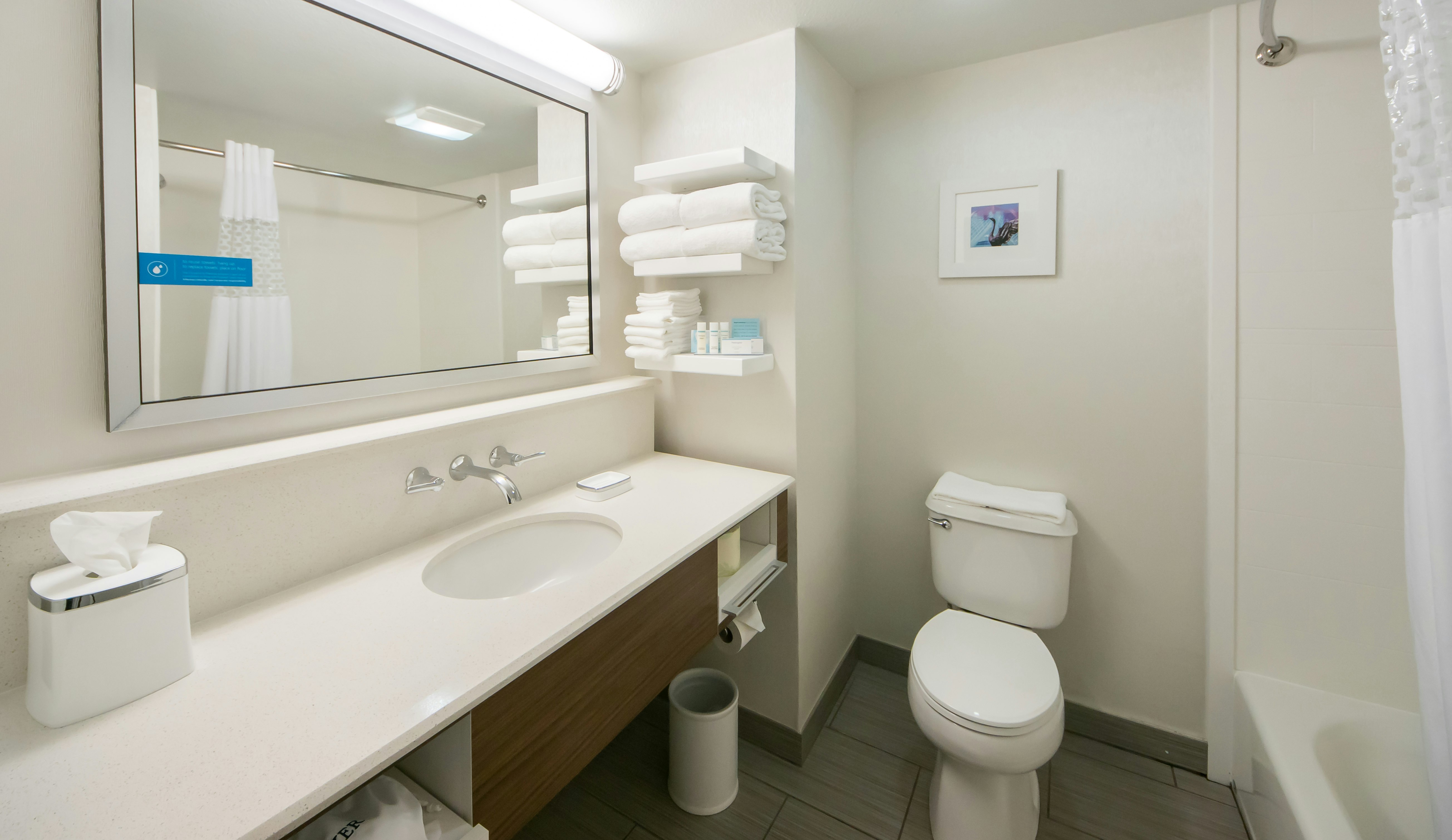 غرفة بسرير كينج مع أريكة، Hampton Inn Lakeland 2/3