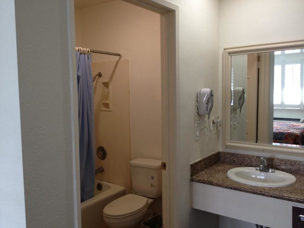 Scottish Inns Long Beach CA 22/26