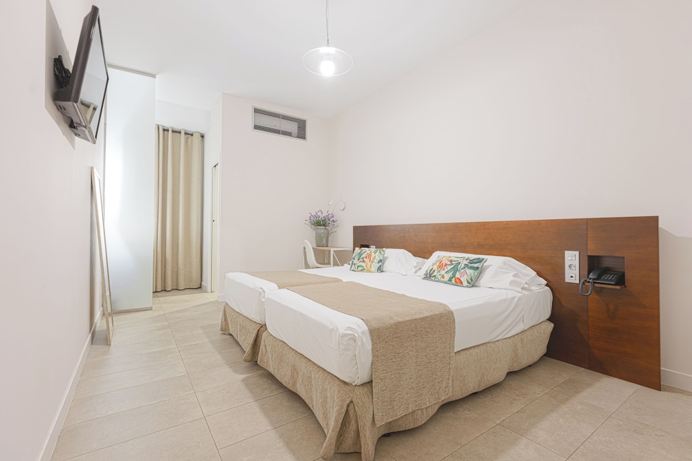 غرفة بسرير مزدوج